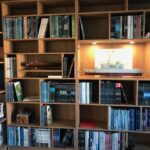 Bibliothèque déstructurée avec éclairage