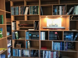 Bibliothèque déstructurée avec éclairage