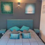 Table de chevet suspendue bleu turquoise
